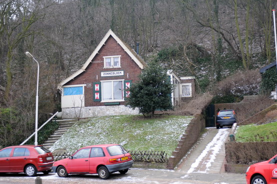 Van Ogtropweg
Van Ogtropweg het begin van verval.

foto jl
Keywords: waz van ogtropweg