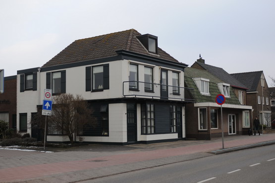 Verlengde Voorstraat 
Verlengde Voorstraat hoek Duinweg oud winkel pand Cor Visser en Siem van son nu woonhuis.

foto jl
Keywords: waz verlengde voorstraat
