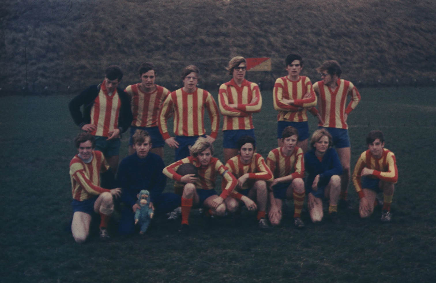 Voetbal Wijk aan Zee
Volgens mijn vader dhr. Piet de Winter staan op de achterste rij van links naar rechts: Wim van de Meij (Wessie), Bernard Zuiderduin, Wim Snijders, Jan Dirks, Piet de Winter. Op de middelste rij: Arie Duin, Piet Durge, Gerrit van de Meij. Op de voorste rij: Klaas Durge, Jan Warmenhoven (Jan Urk), Leendert Snijders. 

met dank aan T de Winter
Keywords: waz Voetbal