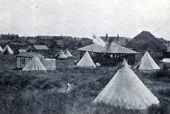 Kamp Vondeloord
De geschiedenis van Vondeloord begon in 1920. Toen wilden namelijk leden van de Vondelclub graag een keertje kamperen. De Vondelclub veranderde een jaar later van naam en ging toen als de Vondelloge door het leven. Zij besloten contact op te nemen met de Jonkheer van Boreel, hij bezat een stuk grond in Wijk aan Zee. De jonkheer gaf toestemming en in 1921 stonden er al drie tenten. De Vondelloge had het plan om de plek een kindertehuis te bouwen. De Vondelloge kocht het 25000 m² grote stuk voor 29 cent per meter. Voor het tehuis was 8 000 m² gepland, de rest werd verkocht aan andere loges, zodat de loge haar uitgave kon terug -verdienen. Van de 17 duizend vierkante meter werden er echter 900 van verkocht.

voor meer info zie www.vondeloord.nl
foto Peter Schoen.
Keywords: waz Kamp Vondeloord