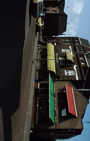Voorstraat
Voorstraat winkel van Nico Mijnen,  daarvoor van Bodewes. Ook te zien is de winkel van Bram vd Aar met de groene zonneschermen.
Keywords: waz Voorstraat