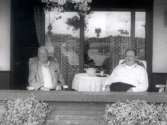 Personen uit dorp
Willem Bruineberg en Jan de Boer in de serre aan de Voorstraat.

eigen foto
Keywords: Personen waz