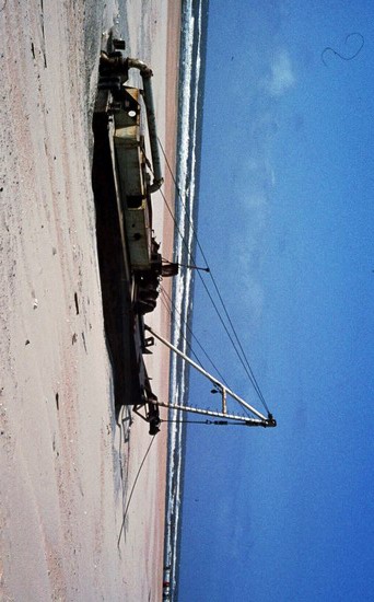 Stranding van de Wan Chun
De zandpomp die werd gebruikt om een geul te maken om de Wan Chun naar zee te krijgen.
Keywords: strand Wan Chun waz