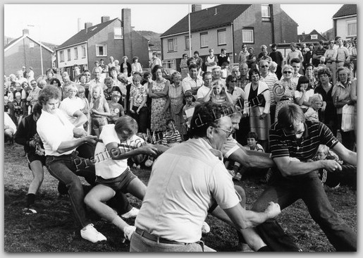 waz volksfeest
waz volksfeest 1981 Foto J. v.d. Linden
Keywords: waz feest