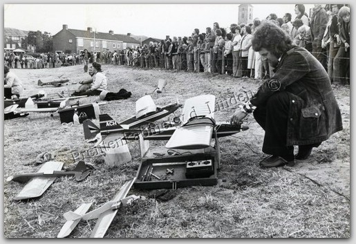 Feest op Dorpsweide
Feest in WAZ met modelvliegtuigjes 1981  Foto Henk Honing
Keywords: waz feest modelvliegtuigjes