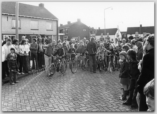 waz feest Mei 1981 Foto J. v.d. Linden
waz feest Mei 1981 Foto J. v.d. Linden
Keywords: waz feest