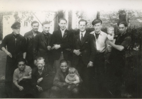 Personen uit Beverwijk
Deze foto gaat over Beverwijkers die in Duitsland moesten werken in  '40-'45. staand van links naar rechts; Arie Harre uit de Kerkstraat, Arie Autenaar uit IJmuiden, Joop Hollebrand, onbekend, onbekend, Admiraal, Henk Beentjes (kruidenier) met in z'n armen een kind van Langedijk uit de Rolten in het Duin (achter de begraafplaats). Links Thijs Niesten van de Noordewijkweg, Aad Marx en nog een onbekende met kind. Zover ik begrepen had was deze foto in Duitsland gemaakt maar doordat er kinderen bij zijn lijkt me dit onzeker. Mogelijk is de foto na thuiskomst gemaakt of kan iemand hier meer over vertellen ?

foto: Coen Niesten
Keywords: oorlog wijkers bwijk personen