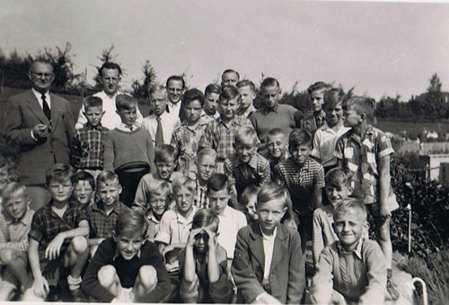 Een koor de Beverwijk
Dit is een foto van het uitstapje van het zangkoor van de St. Agathakerk. De dirigent staat Links (met Sigaar) . Het is de heer L. Pilage. Hij was ook de organist van die kerk. De foto dateert  van rond 1952. De koorleden waren allemaal parochianen van de Agathakerk en dus (oud) Wijkers. Een aantal hen ken nog wel bij naam, de meeste niet meer.

foto: Rob de Weijer
Keywords: koren bwijk