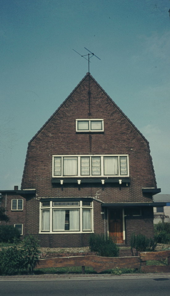 Zeestraat
Het huis van Fam. Heere aan de Zeestraat 353. Het is gesloopt in 19?
Het stond naast het huis met de indiaan (rechts).
Keywords: waz Zeestraat